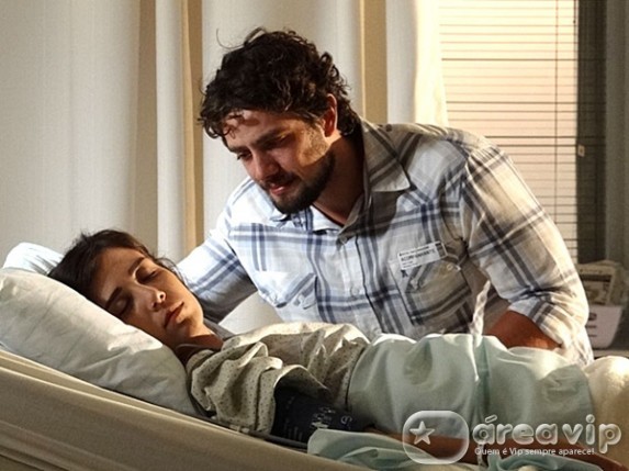 A Vida da Gente - Rodrigo se emociona ao ver Manu após a cirurgia
