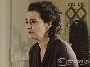 A Vida da Gente - Vitoria se choca ao ver Marino preso na TV