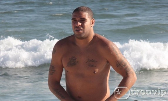 Adriano Imperador passa primeira noite no Rio nos braços de Dani Sperle