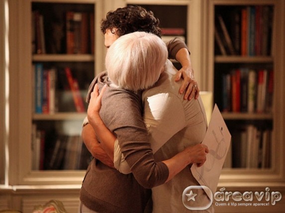 Amor Eterno Amor - Verbena abraça Rodrigo apos confirmar que ele e seu filho