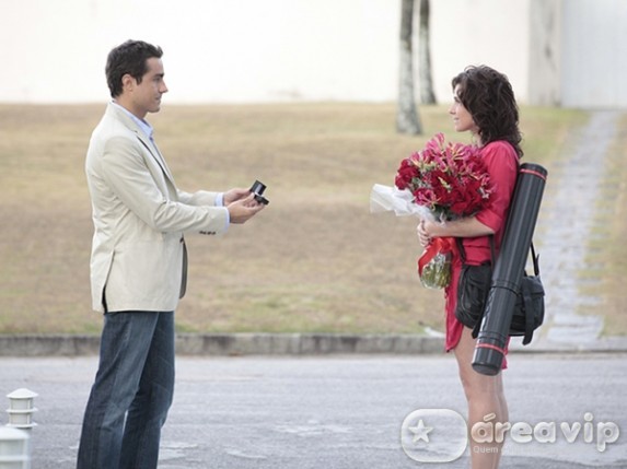 Aquele Beijo - Vicente pede Claudia em casamento