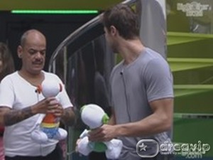 BBB12 - Brothers recebem bonecos do BBB