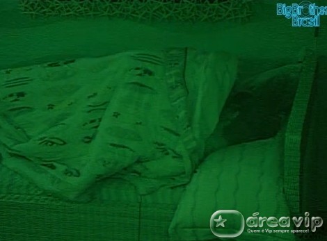 BBB12 - Jonas e Monique no edredon