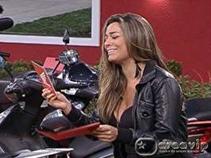 BBB12 - Monique ganha moto