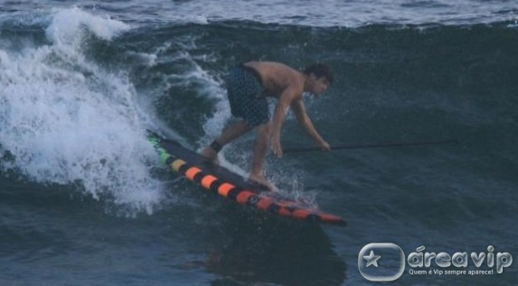 Caio Castro surfa em praia carioca
