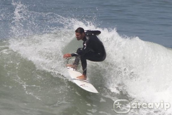 Cauã Reymond surfa em praia do Rio