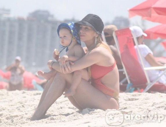 Danielle Winits curte praia com o filho