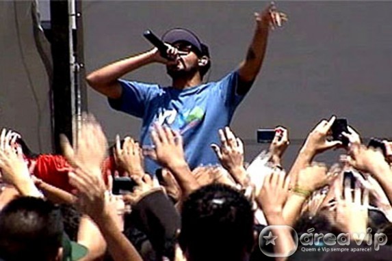 ‘Eu mordi um cachorro’, revela rapper Emicida
