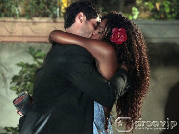 Fina Estampa - Depois de levar Dagmar para jantar, Wallace rouba um beijo