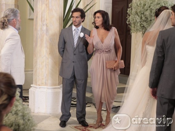 Fina Estampa - Pereirinha interrompe o casamento