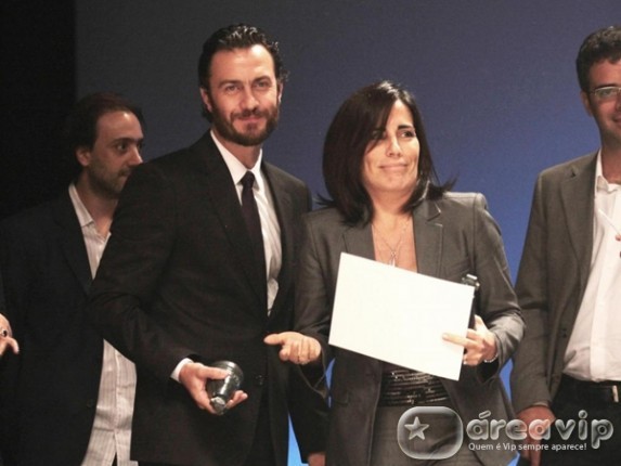 Glória Pires e Gabriel Braga Nunes recebem prêmio em São Paulo