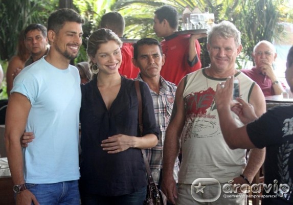 Grazi Massafera e Cauã Reymond vão em churrascaria no Rio