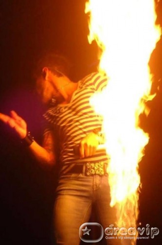 Gusttavo Lima quase pega fogo em show – veja!