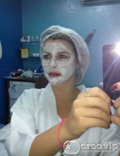 Íris Stefanelli posta foto com o rosto cheio de creme