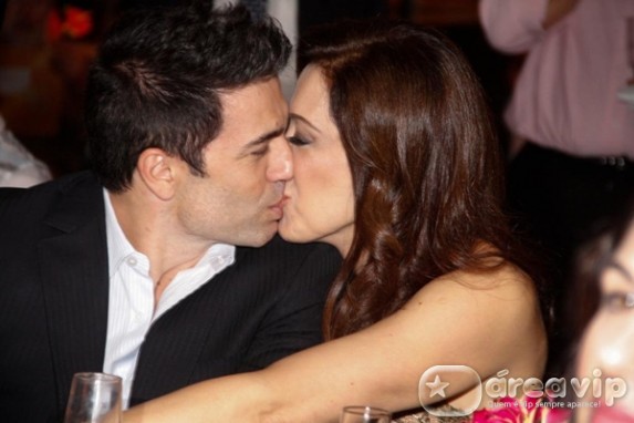 Claudia Raia troca beijos com o namorado em evento