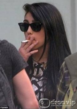 Filha de Madonna, de 15 anos, é fotografada fumando