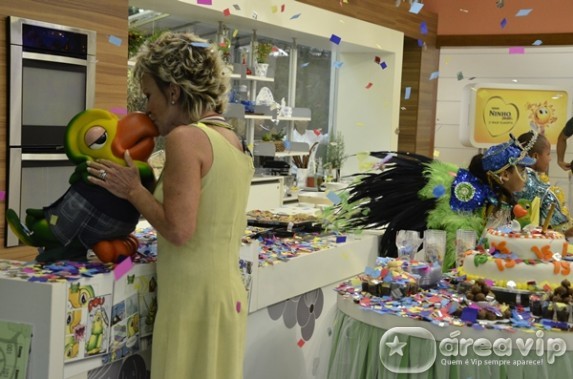 Ana Maria Braga celebra 15 anos de Louro José com festa surpresa no ‘Mais Você’