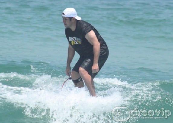 Murilo Benício surfa em praia do Rio