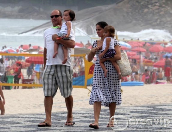 Claudia Mauro e Paulo César Grande passeiam com os gêmeos