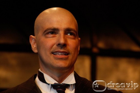 Reynaldo Gianecchini se emociona com volta ao teatro