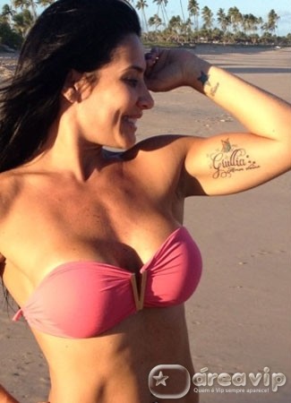 Scheila Carvalho mostra tatuagem em homenagem à filha