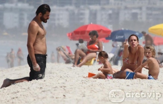 Vanessa Loes faz gesto obsceno para paparazzi