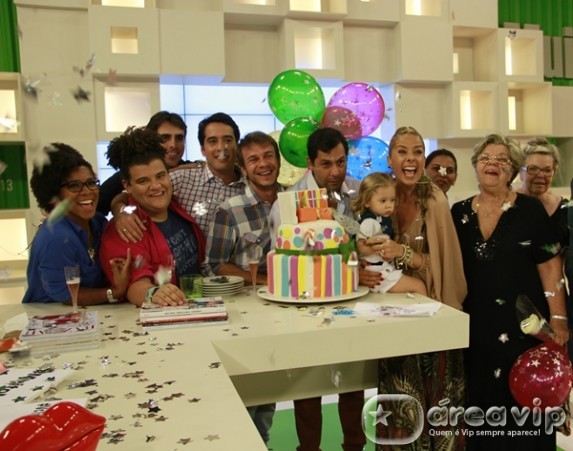 Galisteu ganha festa de aniversário no Muito+ com presença do filho Vittorio