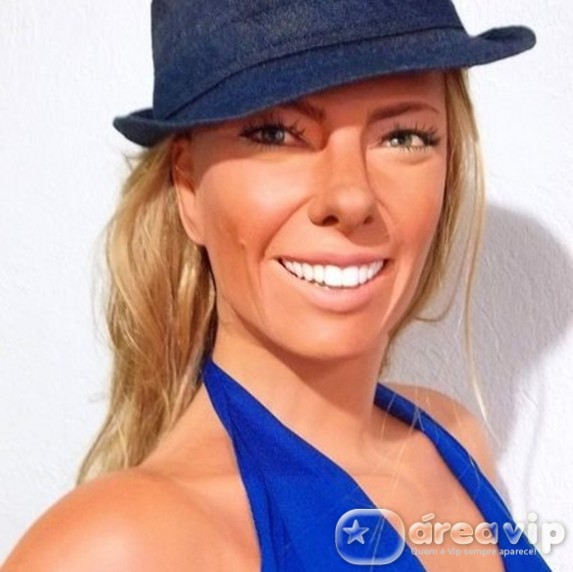 Adriane Galisteu ganha estátua em tamanho original