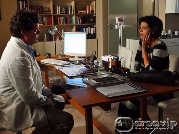 Amor Eterno Amor - Gabriel desconfia do cuidado excessivo de Miriam com Rodrigo