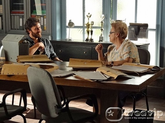 Amor Eterno Amor - Rodrigo procura por pistas de Elisa