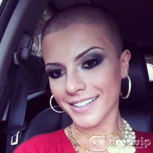 Babi Rossi exibe fios pretos nascendo na cabeça raspada