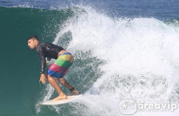 Cauã Reymond é clicado surfando no Rio