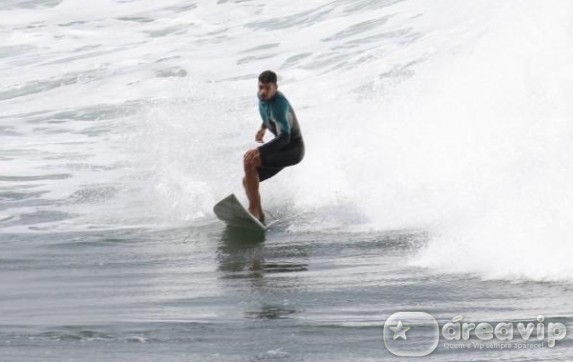 Cauã Reymond surfa em praia carioca