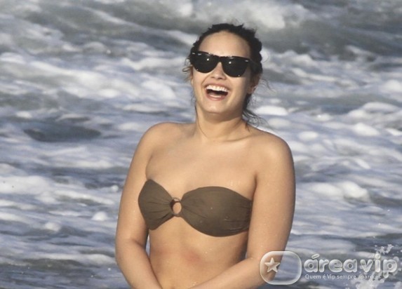 Demi Lovato curte praia no Rio