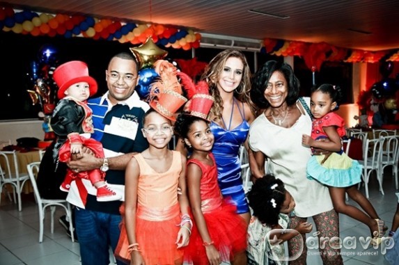 Dudu Nobre com a familia - Gloria Marias com as filhas