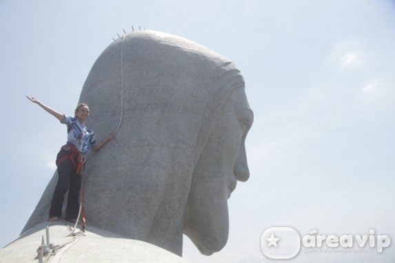 Eliana escala o Cristo Redentor para programa de Páscoa