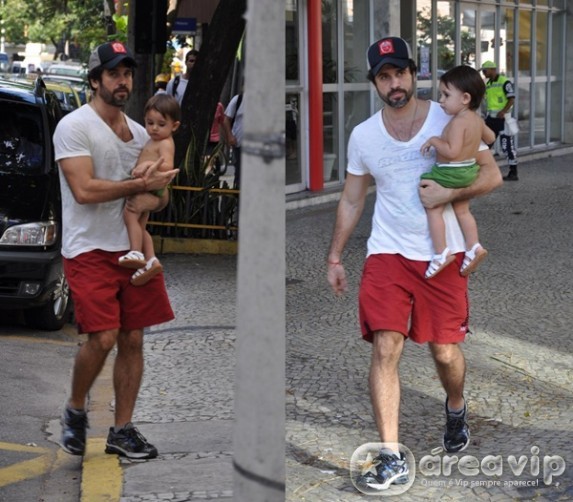 Eriberto Leão passeia com o filho no colo