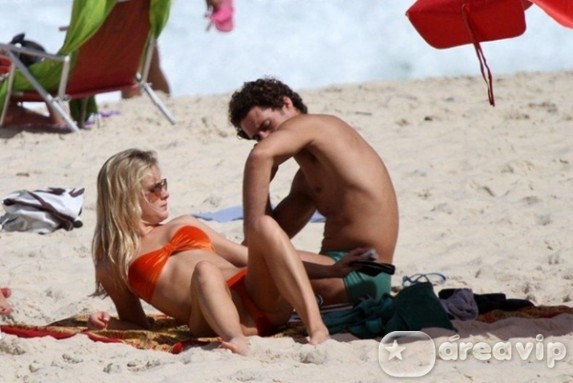 Fiorella Mattheis curte praia com o namorado