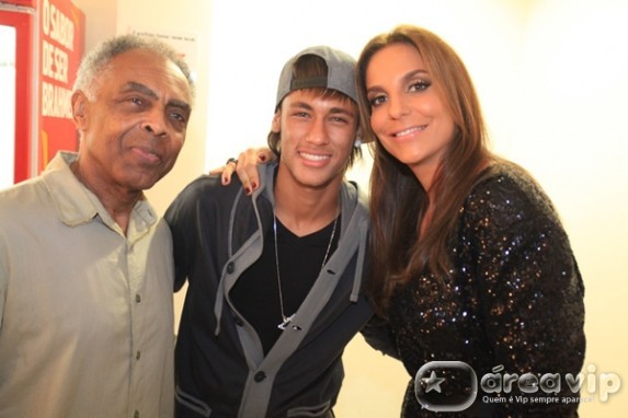 Neymar posa com Ivete Sangalo e Gilberto Gil em bastidores de show de Thiaguinho