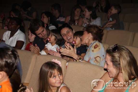 Giovanna Antonelli vai com o marido e os filhos ao teatro