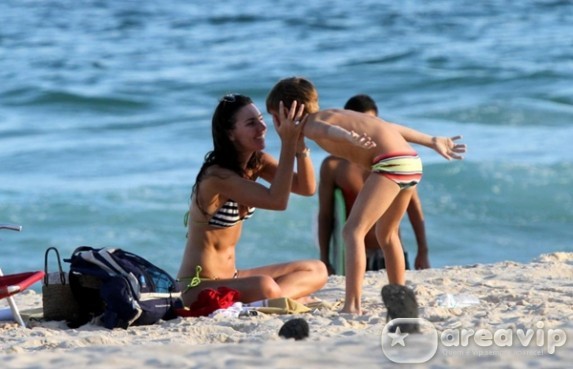 Glenda Kozlowski curte praia com o filho no Rio