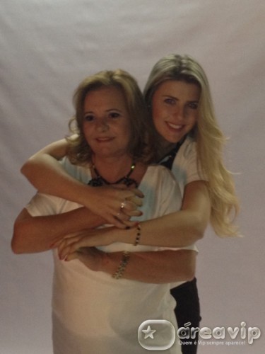 Íris Stefanelli posa com a mãe para campanha
