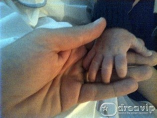 Marido de Wanessa posta foto segurando a mão do filho