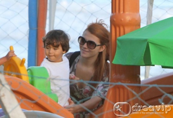Mariah Rocha com o filho