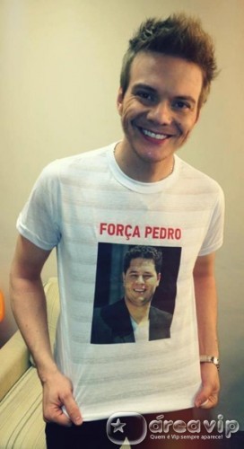 Michel Teló divulga foto com camiseta em apoio a Pedro Leonardo
