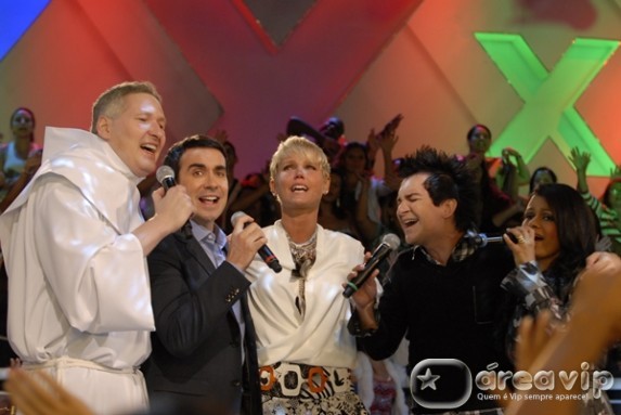 Xuxa reúne personalidades religiosas no palco para celebrar a Páscoa