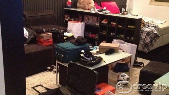 Neymar posta foto de seu quarto bagunçado