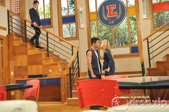 Rebelde - Alice obedece comando de Miguel