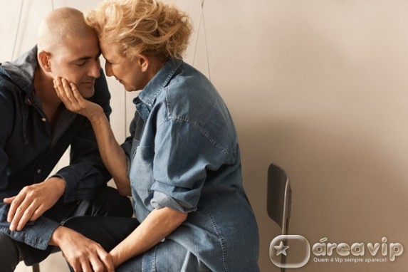 Gianecchini posa para exposição sobre o Dia das Mães