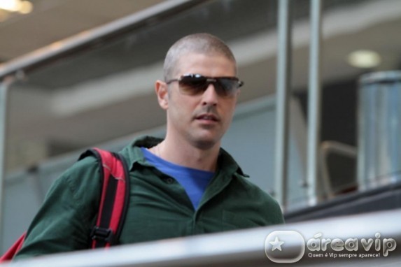 Reynaldo Gianecchini é clicado em aeroporto